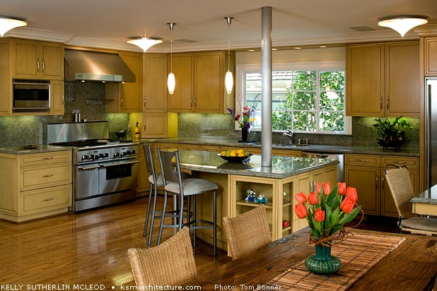 Spacious contemporary kitchen